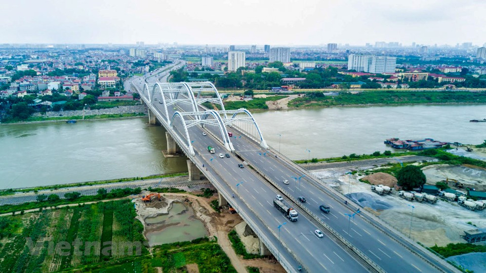 The 1.14km long and 55m wide Dong Tru bridge spans the Duong River and links Long Bien district and the suburban district of Dong Anh (Photo: Vietnam+)