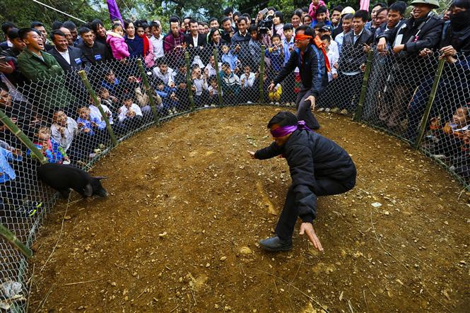 A folk game during the Tet festival of Mong people in Tham Phang village, Nam Lich commune, Muong Ang district (Photo: VNA)