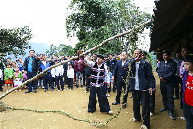 A worshipping ritual of Mong ethnic people during the Tet festival (Photo: VNA)