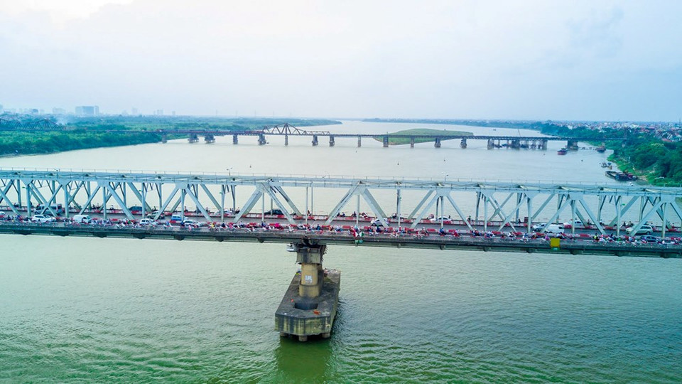 The 1,230m, four-lane, steel span bridge spans the Red River and connects Long Bien district with central Hanoi (Photo: Vietnam+)