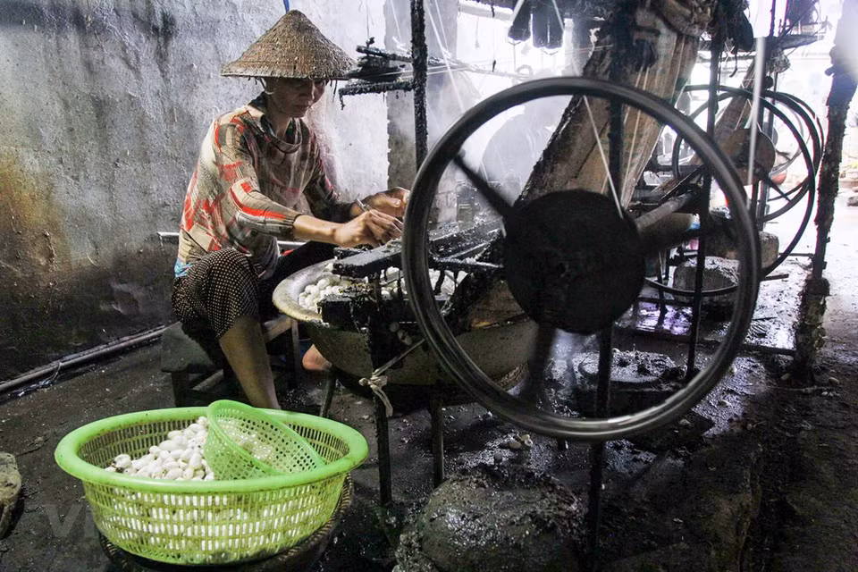 Nowadays, the elders in the village are still in the habit of making silk thread using the traditional method to preserve their ancestors’ craft while the younger generation use modern machines and invest in workshops to increase the productivity of silk thread (Photo: Vietnam+)