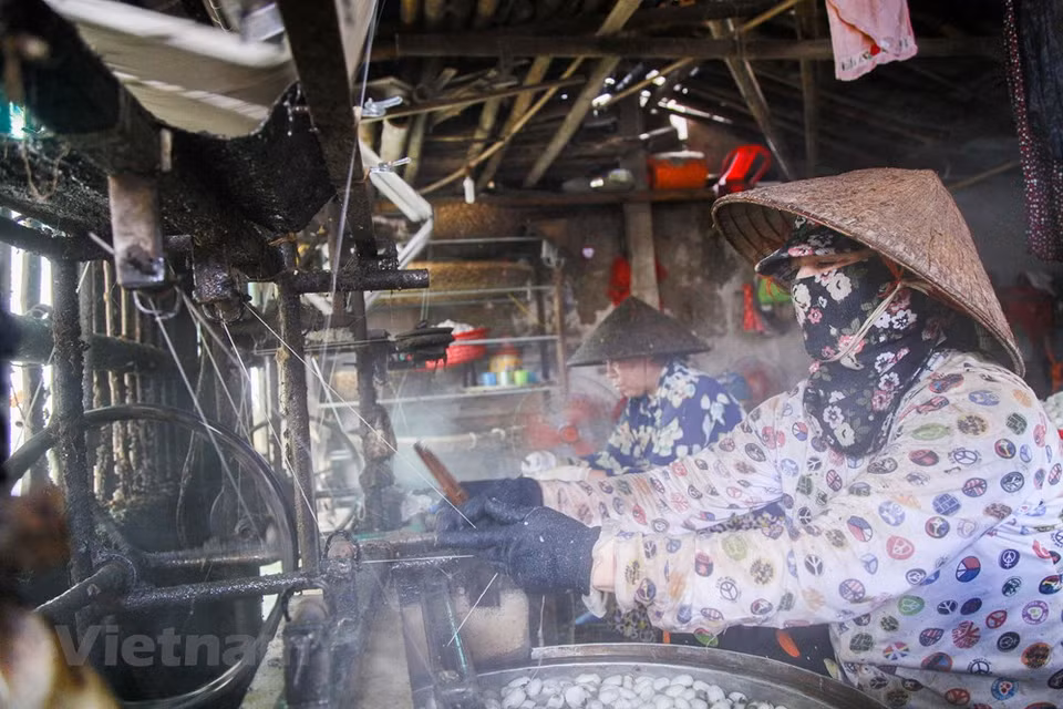 The silk thread is then rolled around a tube and dried (Photo: Vietnam+)