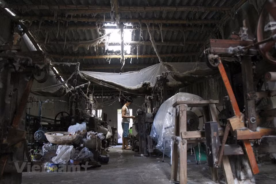 The village’s silk thread is provided to not only workshops in the province and neighbouring areas, but also is exported to Laos, Thailand and Cambodia at a price of 850,000VND/kg (Photo: Vietnam+)