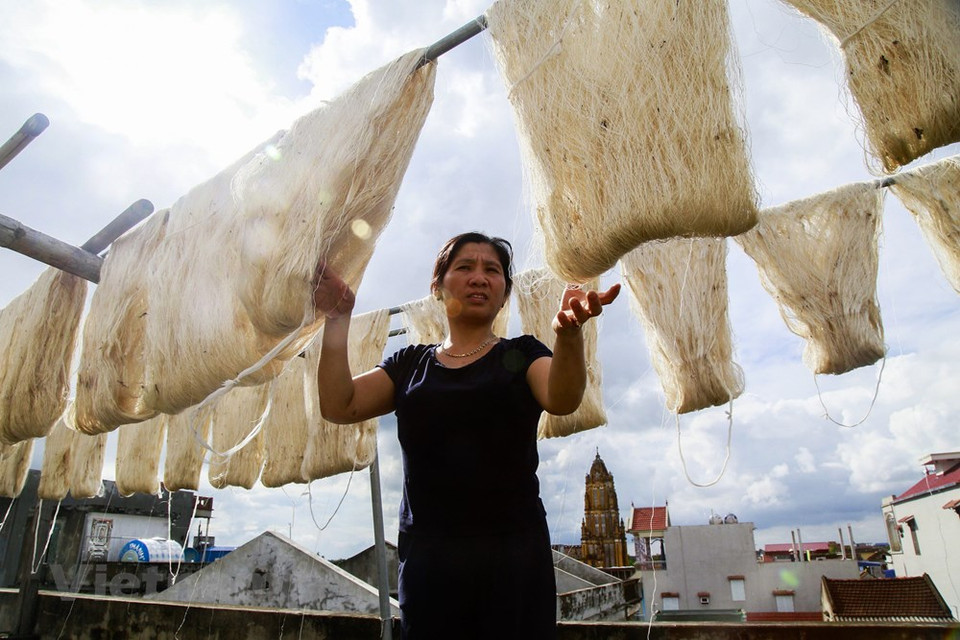 According to the village elders, the business of raising silkworms and weaving silk thread in Co Chat has existed for a long time (Photo: Vietnam+)