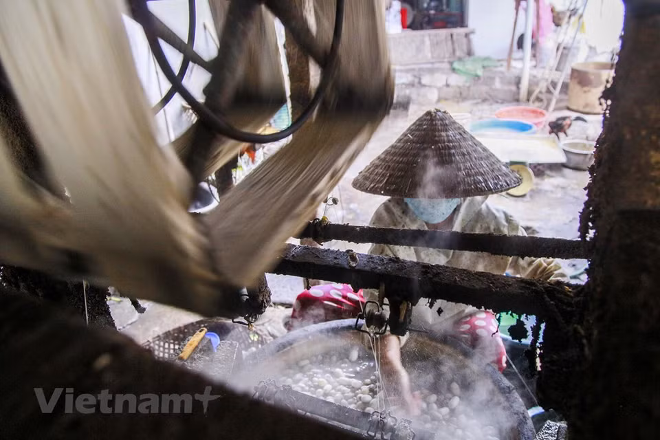 Made manually or by machines, Co Chat silk thread is very delicate, soft and durable and has natural bright colours (Photo: Vietnam+)