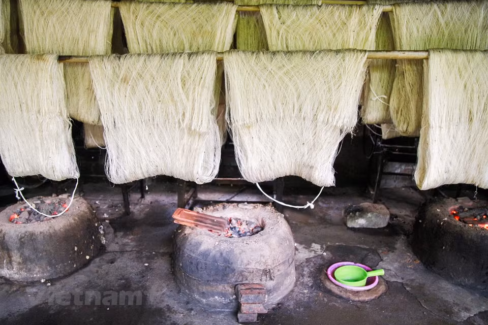 The process of making silk thread lasts about 30 days, from silkworms eating mulberries and creating cocoons to reeling silk (Photo: Vietnam+)