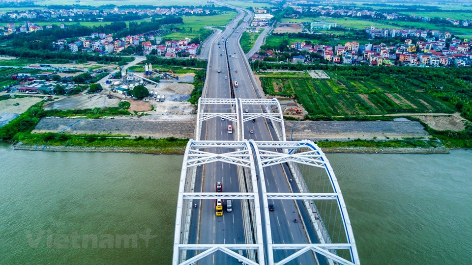 The Dong Tru arch bridge, made of steel tubes filled with cement, is part of the extended Highway No. 5 project (Photo: Vietnam+)