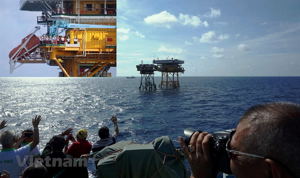 Before leaving, KN491 ship sings loudly and sends the love of the mainland to the garrisons (Photo: Vietnam+)