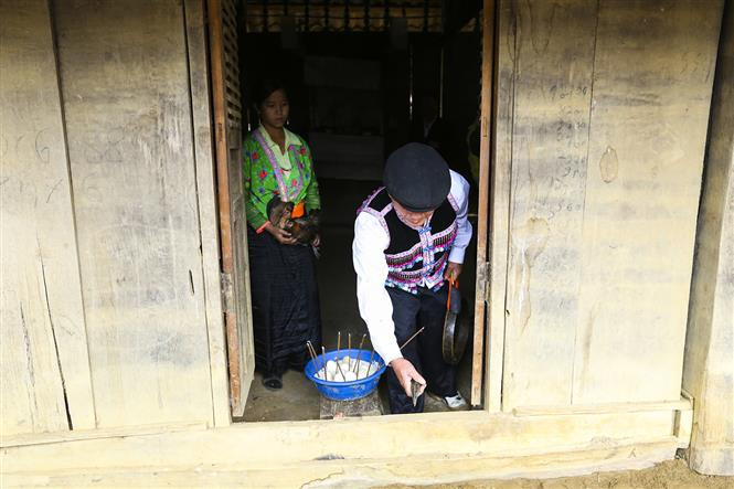 A worshipping ritual of Mong ethnic people during the Tet festival (Photo: VNA)