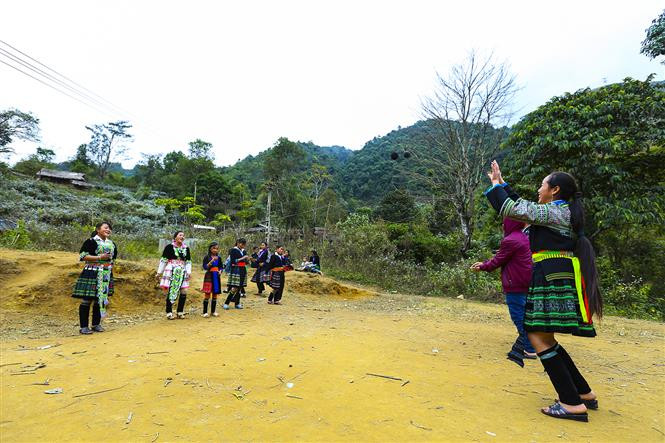 Young Mong people enjoy pa pao pillow throwing during the traditional Tet holiday in Phi Nhu commune, Dien Bien Dong commune (Photo: VNA)