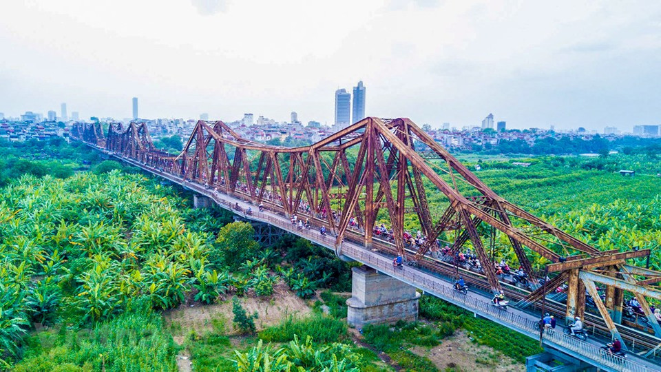 Long Bien bridge is a historic cantilever bridge across the Red River that connects two districts, Hoan Kiem and Long Bien of the city of Hanoi (Photo: Vietnam+)