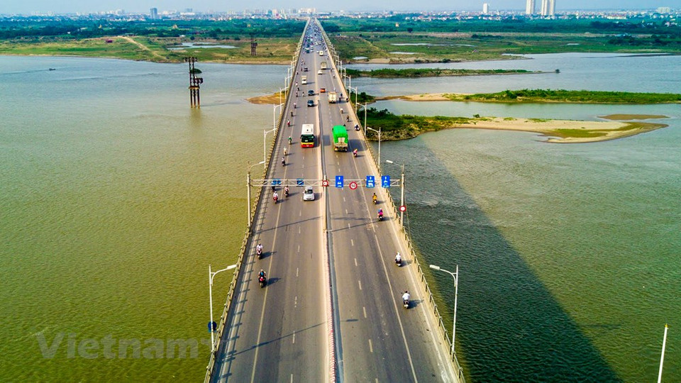 The bridge, consisting of eight spans and four lanes of 19.25 m wide, was completely constructed by Vietnamese engineers and workers (Photo: Vietnam+)