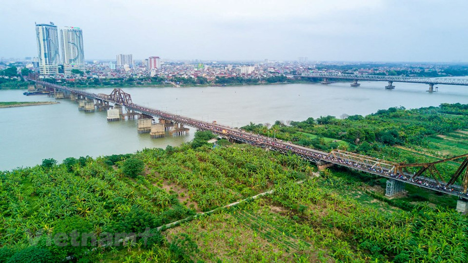 The bridge is for a single rail that runs in the middle, with two sides for motor vehicles and pedestrians (Photo: Vietnam+)