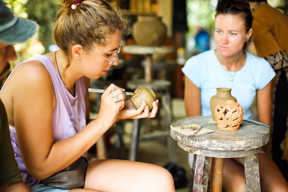 A foreigner tries to make a pottery product (Photo: Vietnam+)