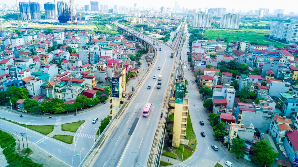 The steel truss bridge is 3,250 m long, consisting of 2 decks with the upper deck for road and the lower deck for railway and bicycles and pedestrians (Photo:Vietnam+)