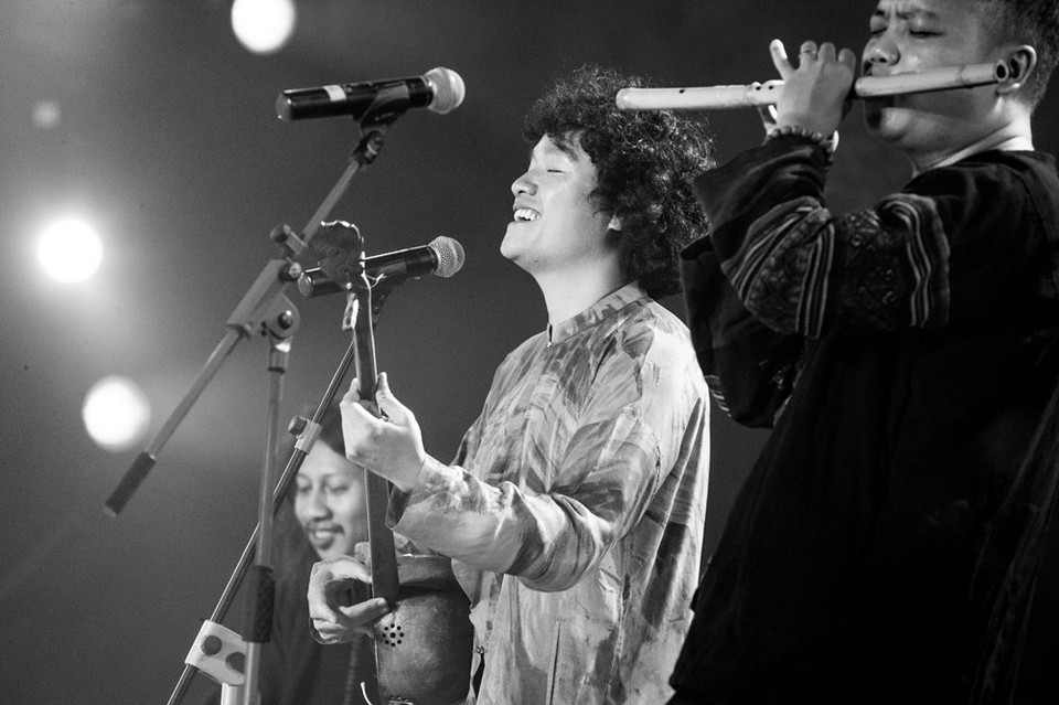 Artist Ngo Hong Qhang and his music band sings and plays traditional song ‘Mua roi’ (Falling rain) (Photo: Vietnam+)