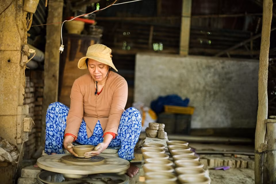 Thanh Ha pottery products are not enamelled and heated by a traditional wood kiln so they have different beautiful colours of yellow, red, red brick, brown, pink and black (Photo: Vietnam+)