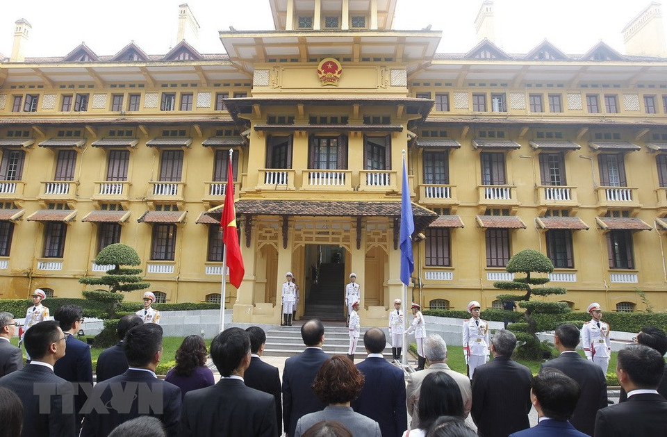 The annual flag-raising ceremony on the occasion of ASEAN establishment anniversary aims to promote solidarity, friendship, and cooperation in the bloc (Photo: VNA)