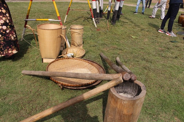Along with new rice festival, thanksgiving is an important ceremony of the Ba Na ethnics. It is usually held during the lull after the new rice harvest. When children get married and move into their own houses, they will invite their families to a thanksgiving ceremony. Depending on their wealth, the children will prepare such offerings as a buffalo, a pig, or some chickens and a jar of wine. The thanksgiving ceremony is held for the families of both the husband and the wife to show equality in the family relationship. The ceremony lasts two days and involves both close family members and remote relatives. The ceremony has adopted some new features such as young people singing during the party, but it continues to be a vital tradition in the spiritual life of the Ba Na. (Photo: VietnamPlus)