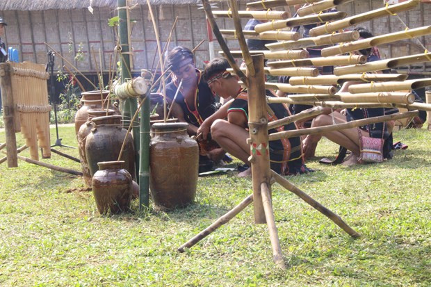 A Ngui was the script writer and director of the “mung lua moi” celebration, which reflects the Ba Na ethnic minority group’s primitive beliefs and fertility belief. They believe in Yang Nui (God of Mountain) and Yang Song (God of River), as well as fairy tales that explain natural phenomena around them. Each family needs to prepare one chicken, an alcohol jaw, and young rice. The Ba Na ethnics can celebrate the festival within their family, or gather at a large space to celebrate the event with the whole village. Preparation for the festival is assigned by the village patriarch, with middle-aged men making offerings to the god, and women preparing mortar and pestle, pot and rice to pound rice to make “com” (young rice). (Photo: VietnamPlus)