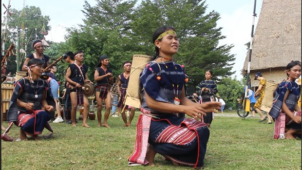 The Xoang dancers follow the beat of a Cho gut drum, which also leads the gong team. To the beat of drums and gongs, people form a circle and move anticlockwise slowly and rhythmically. Men and women take small steps and sway their body and arms slowly. They dance in the front yard of the communal house, around a tall bamboo pole called Neu tree, which is believed to ward off evil spirits. The Xoang dance describes a person’s lifespan. Movements imitate daily activities such as catching an animal, lighting a fire, cutting trees, and sowing seeds, and expressing emotions like love, compassion, and hate. (Photo: VietnamPlus)
