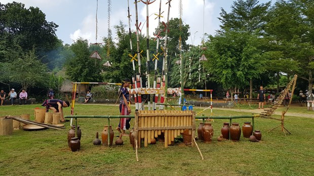 The spring or new rice festival is held by Ba Na, together with E De, Gia Rai, Xo Dang and M’Nong ethnic groups in the Central Highlands after harvest time to welcome a new year. Dedicated to the god of rice, the festival is held in early lunar new year to wish for favourable weather for crops. It also seeks support from gods for good health and prosperity for all villagers. Ritual offerings include newly harvested fragrant rice, ruou can (rice wine drunk from a jar through stalks), a cockerel, a hog and meat of wild animals. During the festival, a rite dedicated to the god of water is conducted to ask for clean water, implying good health for villagers. On festive days, villagers drink ruou can and dance to the sounds of gongs. (Photo: VietnamPlus)