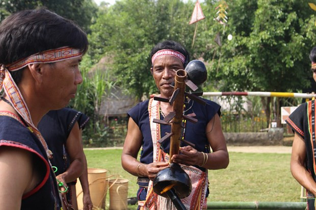 Living close to nature, the Ba Na ethnics have made many musical instruments from available materials like stone, wood, bamboo, rattan, leaves, and dried gourds. The hand-made musical instruments have unique shapes and sounds which distinguish Bana music from the music of other Central Highlands groups. The Ba Na ethnics have produced several kinds of musical instruments made from bamboo: the T’rung, the K’long Put, the Ding Jong, and the Dinh Hor as well as stringed instruments like the Ting Ning and the K’ni. Other interesting bamboo instruments are the Po-chet, a water instrument, and the Reng-reo, a windchime, which produce sounds when water runs or wind blows though them. (Photo: VietnamPlus)