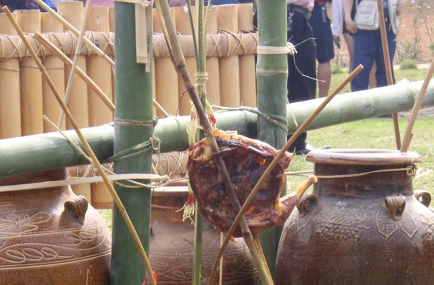 The Ba Na ethnics believe in Yang Nui (God of Mountain) and Yang Song (God of River), as well as fairy tales that explain natural phenomena around them. Each family needs to prepare one chicken, an alcohol jaw, and young rice. The Ba Na ethnics can celebrate the festival within their family, or gather at a large space to celebrate the event with the whole village. Preparation for the festival is assigned by the village patriarch, with middle-aged men making offerings to the gods, and women preparing mortar and pestle, pot and rice to pound rice to make “com” (young rice). During the festival, a rite dedicated to the god of water is conducted to ask for clean water, implying good health for villagers. (Photo: VietnamPlus)