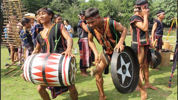 The “Great National Unity – Vietnam’s Cultural Heritage” week is organised to mark the 90th anniversary of Vietnam Fatherland Front (November 18, 1930-2020) and the 75th anniversary of Vietnam Cultural Heritage Day (November 23, 1945-2020). The highlight is an opening programme and a ceremony to honour 90 outstanding examples in the patriotic emulation movements and campaigns as well as in the building of cultural life in residential areas. This year’s event is expected to witness many innovations towards the spirit of great national unity as well as the preservation and promotion of the values of cultural heritages of Vietnam. In addition to around 100 people from 16 ethnic minority people living at the Vietnam National Village for Ethnic Culture and Tourism, 150-200 other artisans will participate in the event. (Photo: VietnamPlus)
