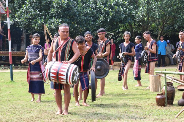 Xoang dance at the new rice celebration. Xoang dance has been an inseparable part of Central Highlands culture. During important festivals, ethnics in the Central Highlands play gongs and perform Xoang dancing. Xoang is a traditional community dance performed by ethic groups who live in the Central Highlands, particularly the Ba Na. To beat drums and gongs, people form a circle and move anticlockwise slowly and rhythmically. Men and women take small steps and sway their body and arms slowly. They dance in the front yard of the communal house, around a tall bamboo pole called Neu tree, which is believed to ward off evil spirits. The Xoang dance describes a person’s lifespan. Movements imitate daily activities such as catching an animal, lighting a fire, cutting trees, and sowing seeds, and expressing emotions like love, compassion, and hate. (Photo: VietnamPlus)
