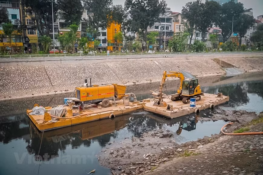 Modern equipment is used for riverbed dredging everyday (Photo: VNA)