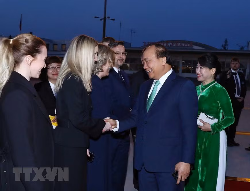 Farewell ceremony for Prime Minister Nguyen Xuan Phuc and his spouse at Vasclav Havel Airport, Prague (Photo: VNA)