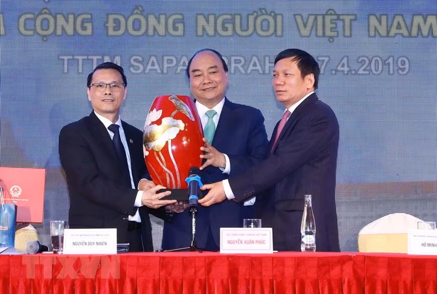 Prime Minister Nguyen Xuan Phuc presents gifts to overseas Vietnamese in the Czech Republic (Photo: VNA)