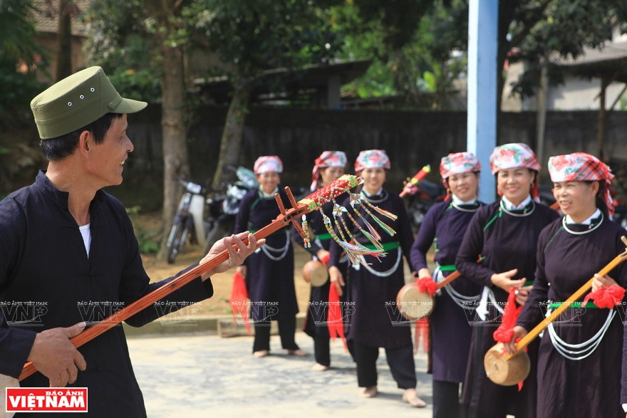 Tay people often organise Then singing ceremonies with the aim to drive away bad luck, pray for good crops and call back the soul of the death (Photo: VNA)