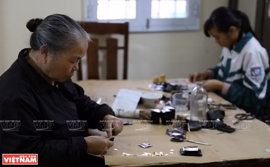 Kieu Ky villagers have made gold leaves since the 18th century to decorate courts, buildings and interiors of aristocrats, as well as Buddhist sanctuaries in the former Thang Long capital (Photo :VNA)
