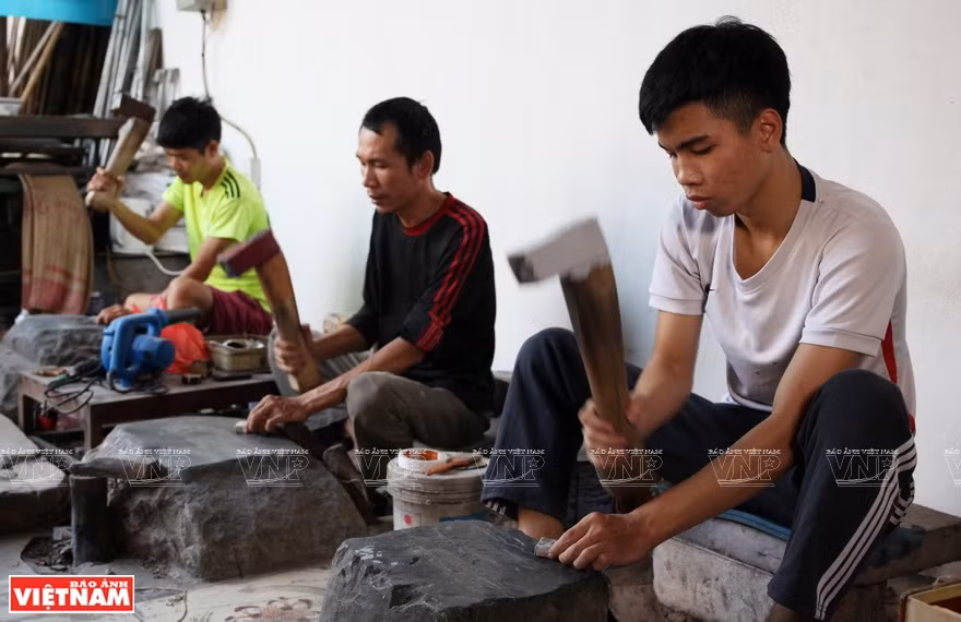 Ultra-thin gold leaves for gilding are distinctive products made by artisans in Kieu Kỵ commune, Gia Lam district, Hanoi, which cannot be found elsewhere in Vietnam (Photo: VNA)
