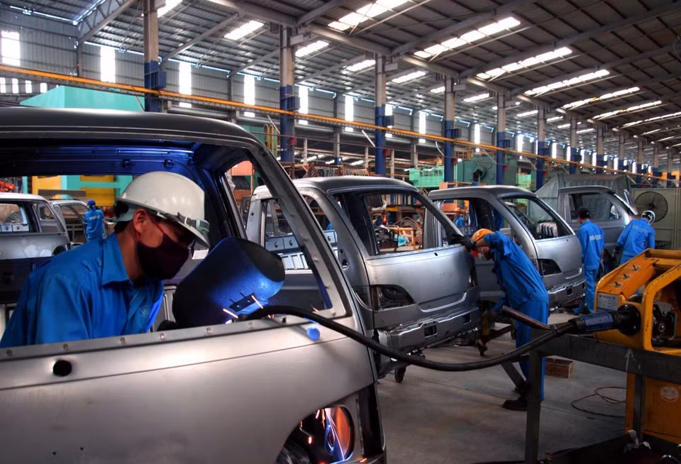 Workers at Xuan Kien Auto JSC (VINAXUKI) in Hanoi (Photo: VNA)