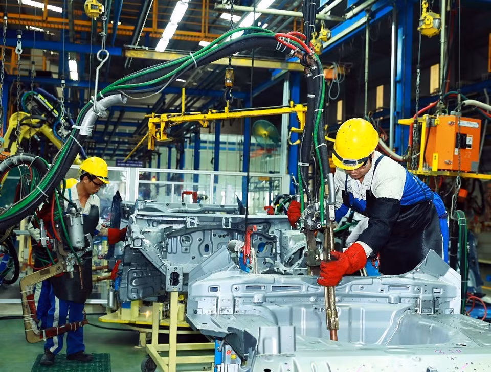 Workers at Huyndai Thanh Cong Vietnam Automobile Factory (Photo: VNA)