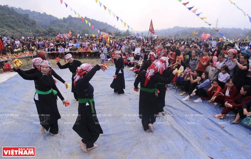 In December 2012 , the Ministry of Culture, Sports and Tourism added Then singing to the official national intangible cultural heritage list (Photo: VNA)