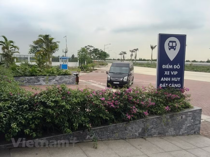 There are exclusive parking lots for vehicles from major transport agencies (Photo: VNA) 