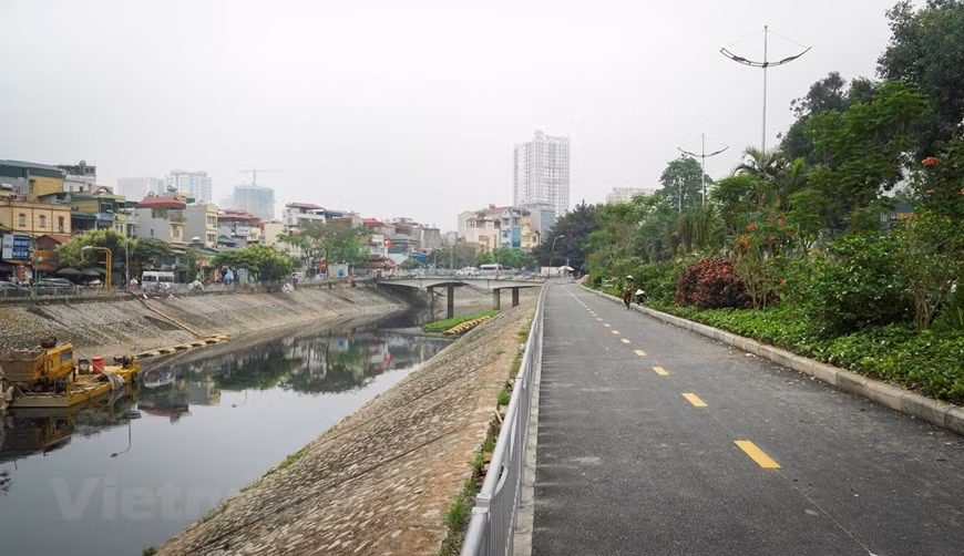 All environment workers expect people to stop littering in To Lich river (Photo: VNA)