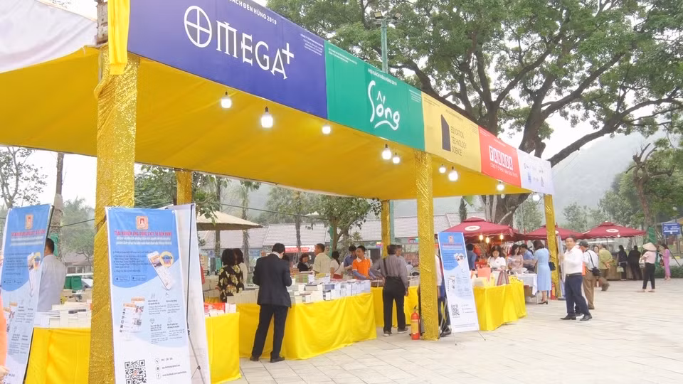The book fair, the third of its kind, includes 10 booths displaying over 100,000 book titles of various types (Photo: VNA)