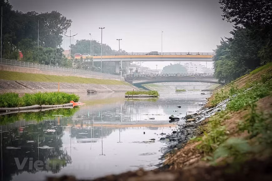 To Lich River was once severely polluted by the dumping of thousands of cubic metres of sewage water into it each day (Photo: VNA)