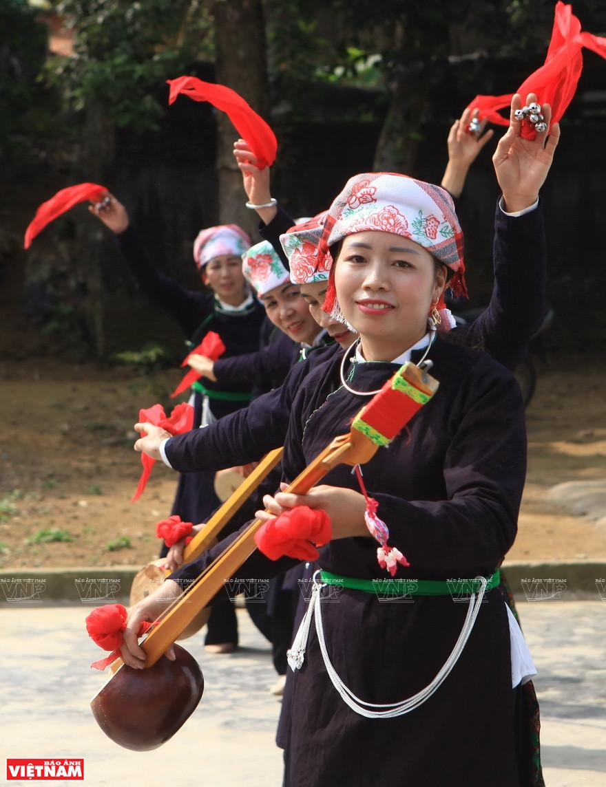 A Then singing club in Pheo village practices ancient Then songs (Photo: VNA)