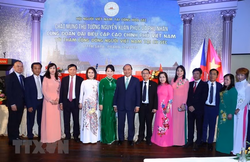 Prime Minister Nguyen Xuan Phuc and overseas Vietnamese in Czech pose for group photos (Photo: VNA)