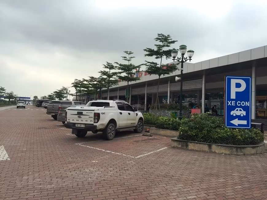 A 1.5-ha parking lot of the station can accommodate up to 90 4-seat to 9-seat cars, 40 coaches and 10 trucks (Photo: VNA)