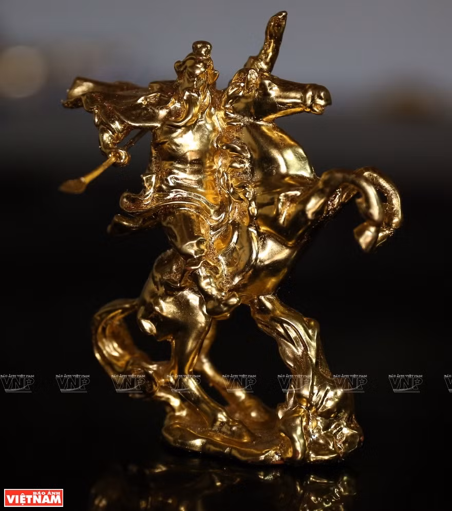 Gold-gilded product by artisans from Kieu Ky village (Photo: VNA)