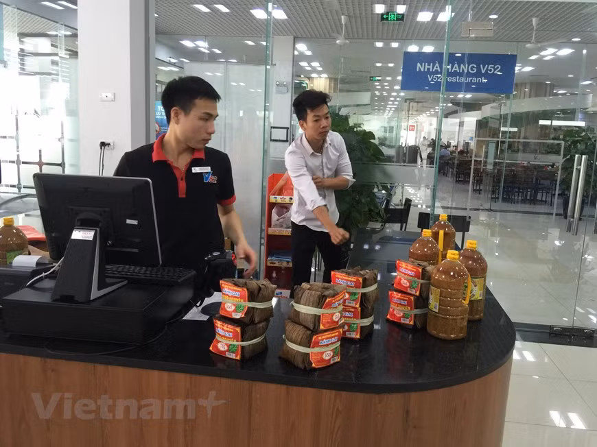 Various necessities and Vietnamese specialties are sold at V52 minimart (Photo: VNA)