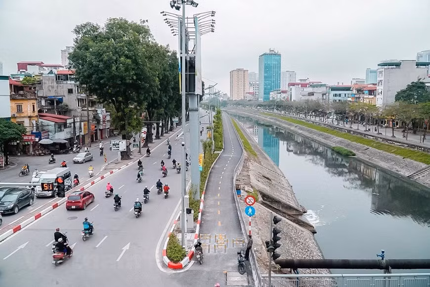 To Lich River flows through six inner districts of Hanoi (Photo: VNA)