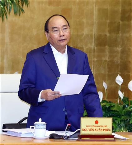 Prime Minister Nguyen Xuan Phuc delivers a speech at the cabinet meeting (Photo: VNA)